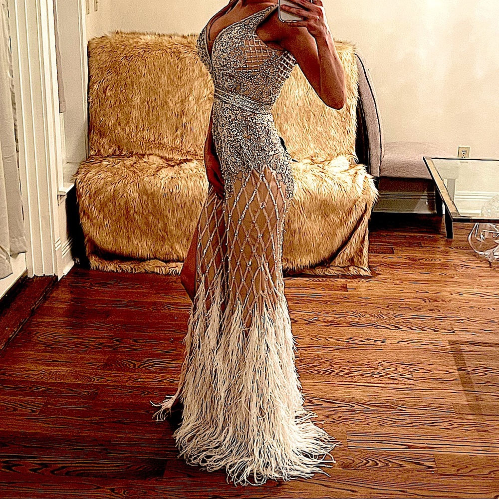 Sleeveless embellished V-neck feathered dress